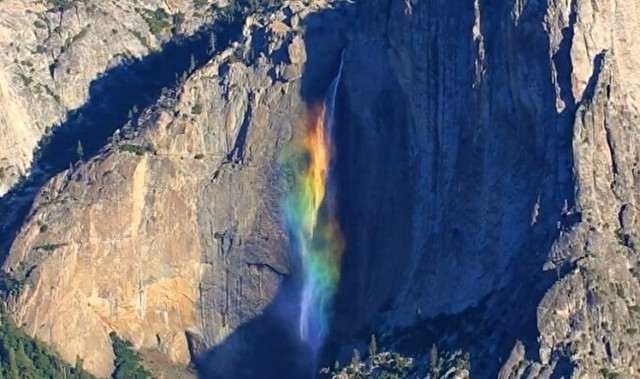ヨセミテの滝が虹色に輝く.jpg