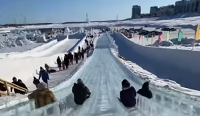 ロシアの氷祭りの滑り台.png