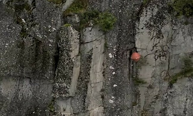 不安定な岩を予め落としておく作業.jpg