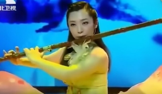 世界最大のフルートを演奏する女性.jpg