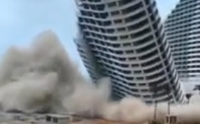 中国のビル、爆破解体.jpg