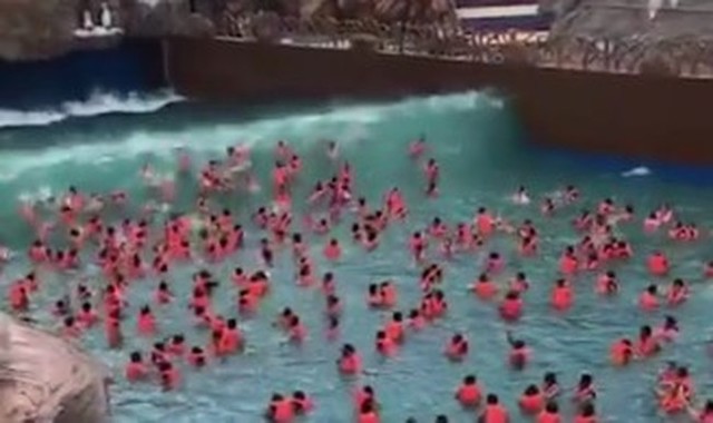 中国の波のプール.jpg
