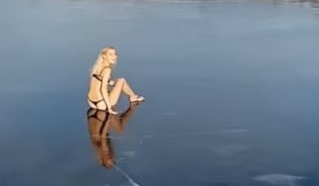 凍った池に飛び込む美女.jpg