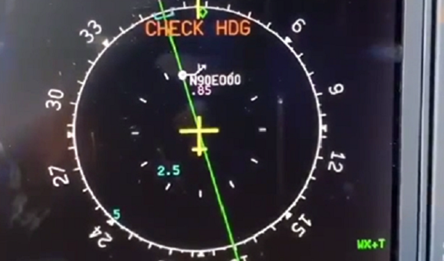 北極点の上を飛行機で通過するとコンパスはこんな動き.png