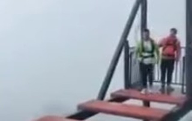 命綱が取れる男の橋渡り.jpg