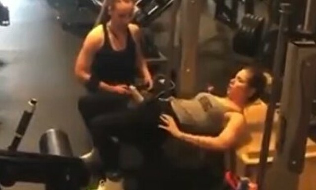 女性たちの不思議なエクササイズ.jpg
