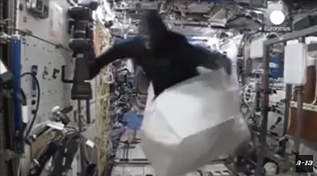 宇宙ステーション内でゴリラの着ぐるみを着てドッキリ.png