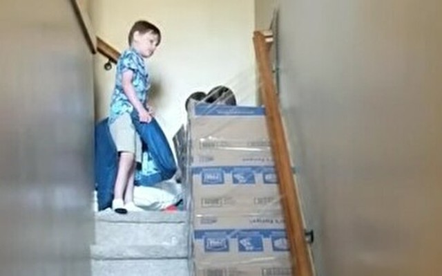 動画 段ボールを使って自宅の階段を滑り台にしたアイデアが凄い ひろぶろ