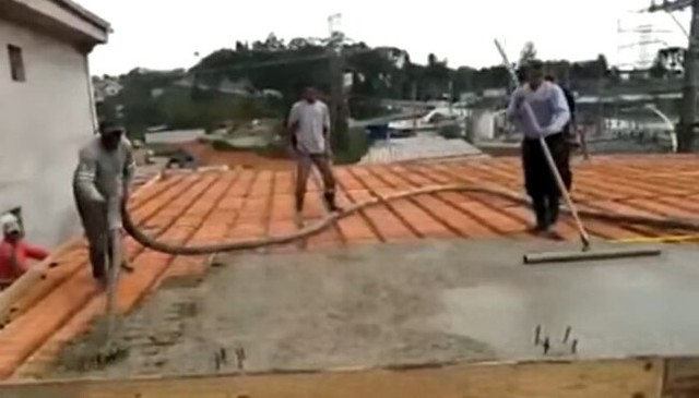 屋根にセメントを敷く作業の失敗.jpg