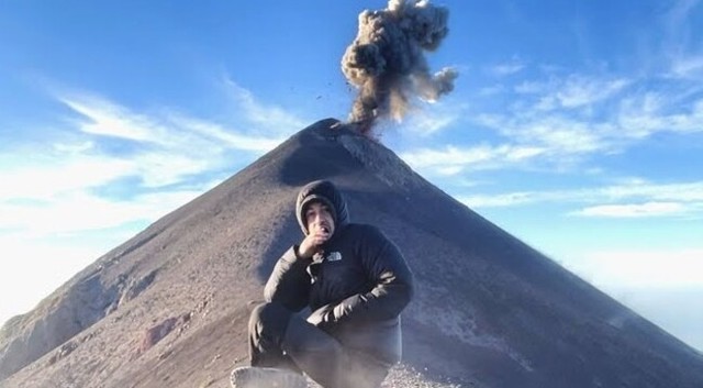 動画 グアテマラの山で瞑想していたら火山の噴火の瞬間を撮影した男 ひろぶろ