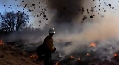 山火事のド真ん中で「竜巻」が発生した結果、マジで異世界みたいな光景になる….jpg