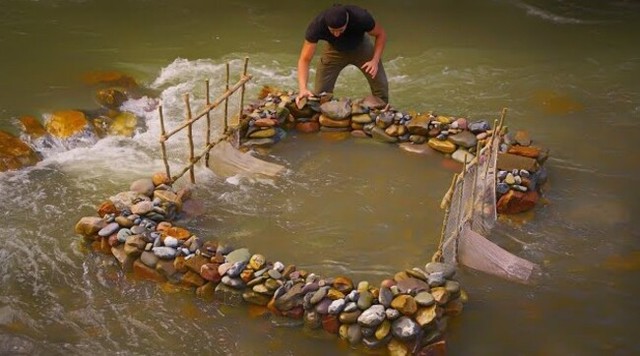 川で魚を獲る罠.jpg