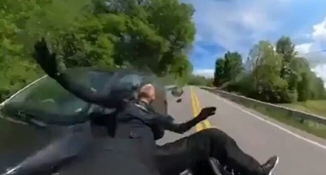 後ろからおもいっきり突っ込まれたバイクの事故映像！！.jpg