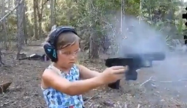 拳銃を撃つアメリカの少女.jpg