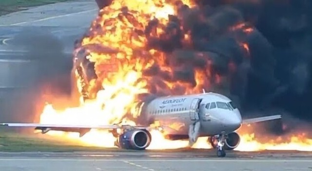 旅客機が炎上しながらドリフト着陸.jpg