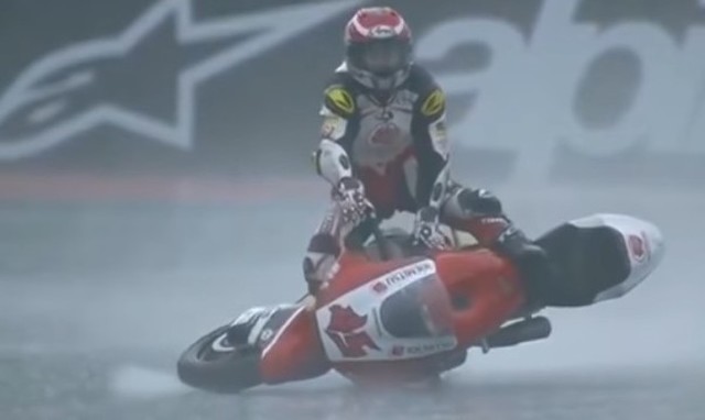 日本のバイクレーサーがバイクにライドする事故.jpg