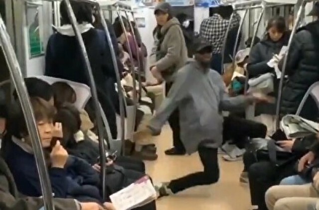 日本の地下鉄で黒人がダンス.jpg