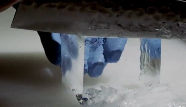 氷を包丁で成型する動画.jpg