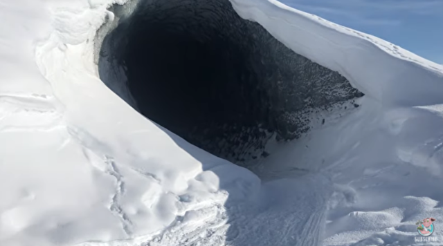 氷河にできた自然のトンネルに突入.png