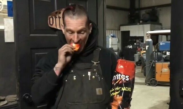 火が着いたドリトスを食べる人.jpg