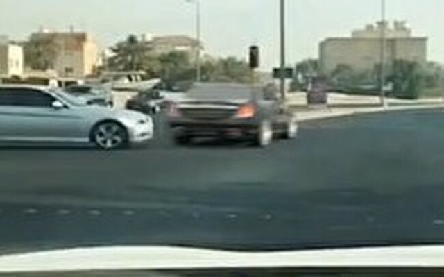 猛スピードで交差点を行くクウェートの車.jpg