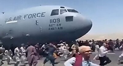 米軍の飛行機にしがみついたアフガン民がこの後どうなったかをご覧ください….jpg