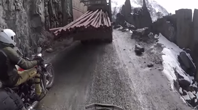 細い山道でバイクがこける.png