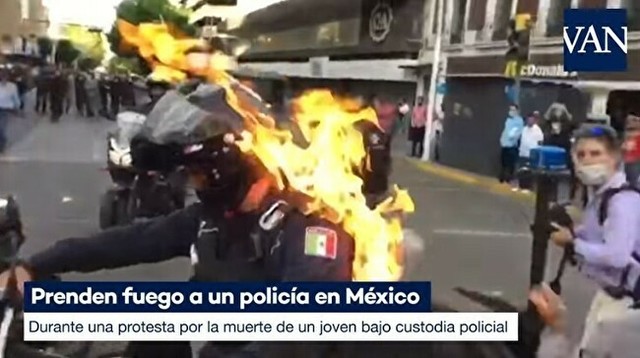 警官に火を着けるメキシコ.jpg