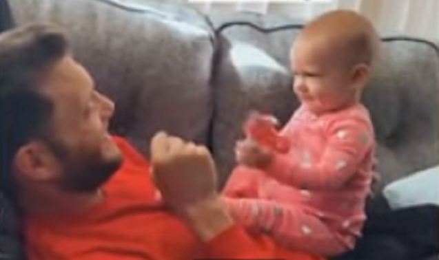 動画 赤ちゃんが耳の聞こえないパパと手話で会話した愛らしい瞬間 ひろぶろ