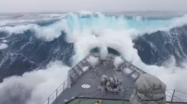 軍艦が高波の中を突き進む映像.png