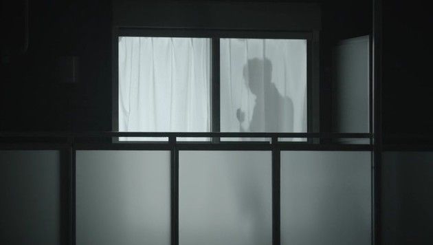 カーテンに男の影