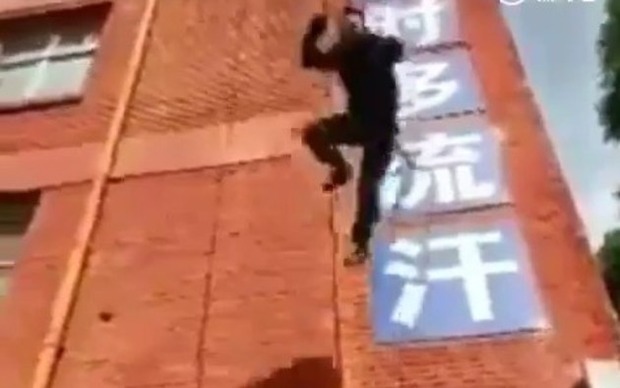 ビルから落ちる中国人