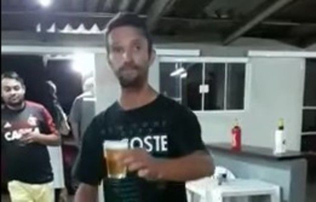 ビールを持ってバク宙