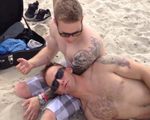 米兵の砂浜でのイタズラ (1)