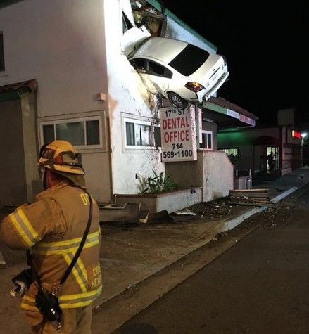 車が二階部分に突っ込む事故01 (1)