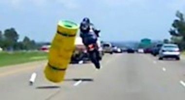 道路の落とし物で死にかけるバイク