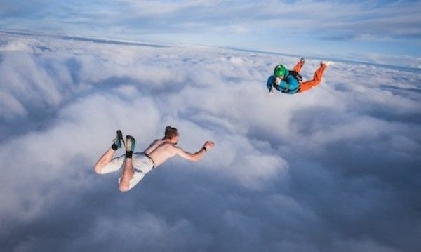 パラシュート無しでスカイダイビングをするスタントマン