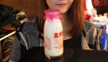 牛乳瓶のふたを開けてくれる美少女