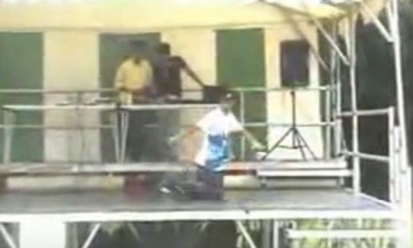 膝でムーンウォークする男