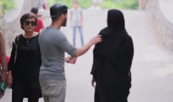 ムスリムのヒジャブの女性をひっぱたくイタズラ