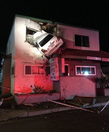 車が二階部分に突っ込む事故01 (3)