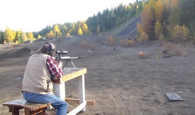 大きな銃でカボチャを撃つ