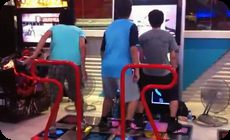 ゲーセンで音ゲーをするアジア３人組