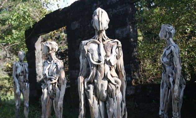 日本の芸術家、流木で人体模型