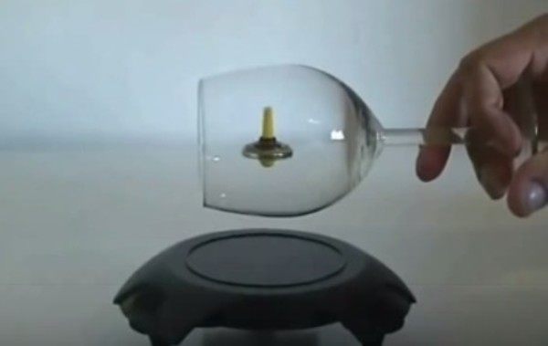 空中浮揚するコマ