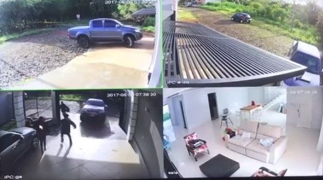 自宅に泥棒で車突っ込む