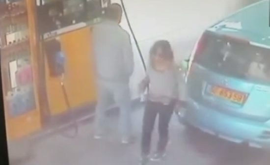 ガソリンスタンドで火をつける女。