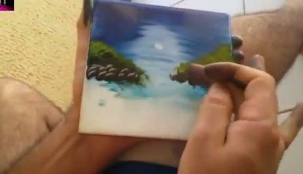 指で絵を描く人ピアノ