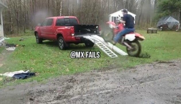 トラックの荷台にバイクを載せる失敗