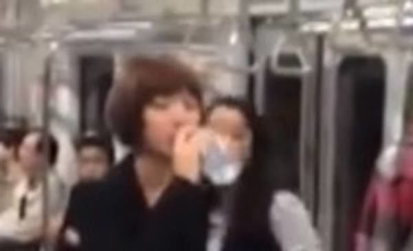 水を飲ませない女